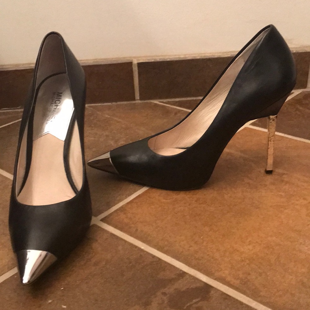 Black pumps with metal  details